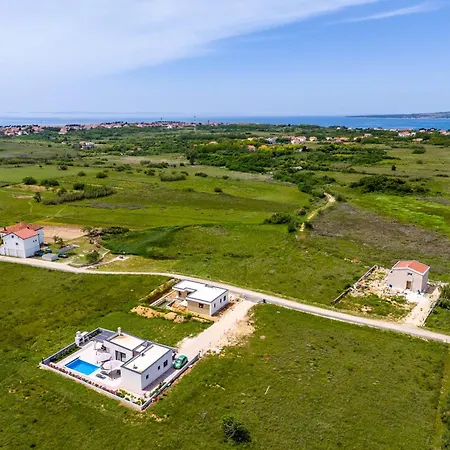 Anabel Villa *